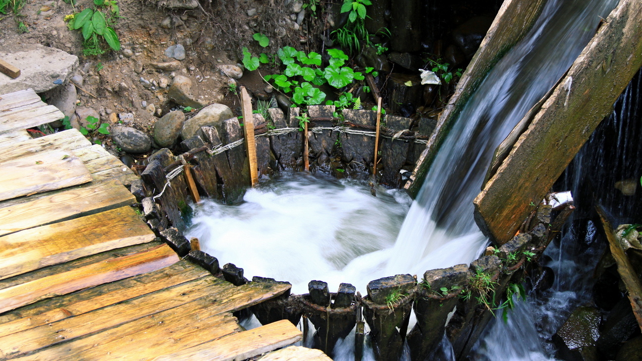 Vâltoarea, „mașina de spălat”din mijlocul naturii